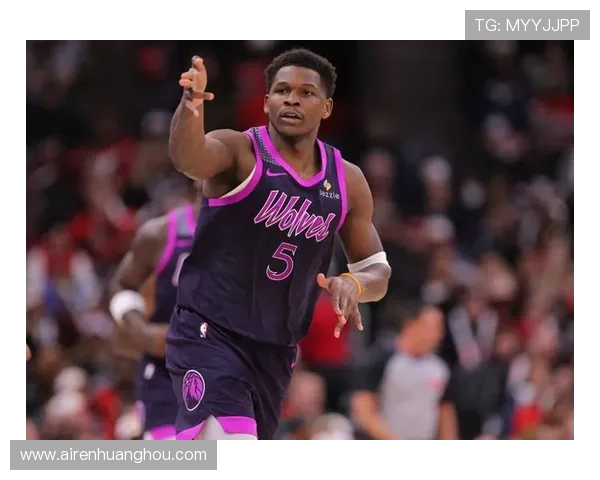 爱德华兹上半场表现平平15投6中三分仅1中收获17分1板2助